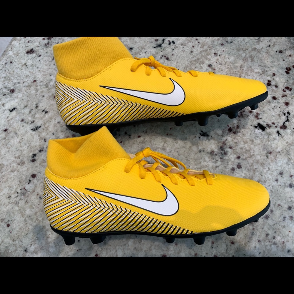 Nike Mercurial Superfly VI Multi-ground Cleat.